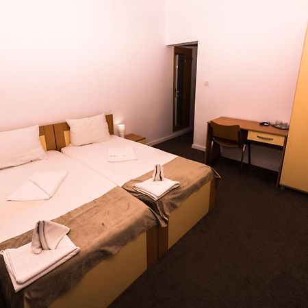 Hotel Manea Orszowa Zewnętrze zdjęcie