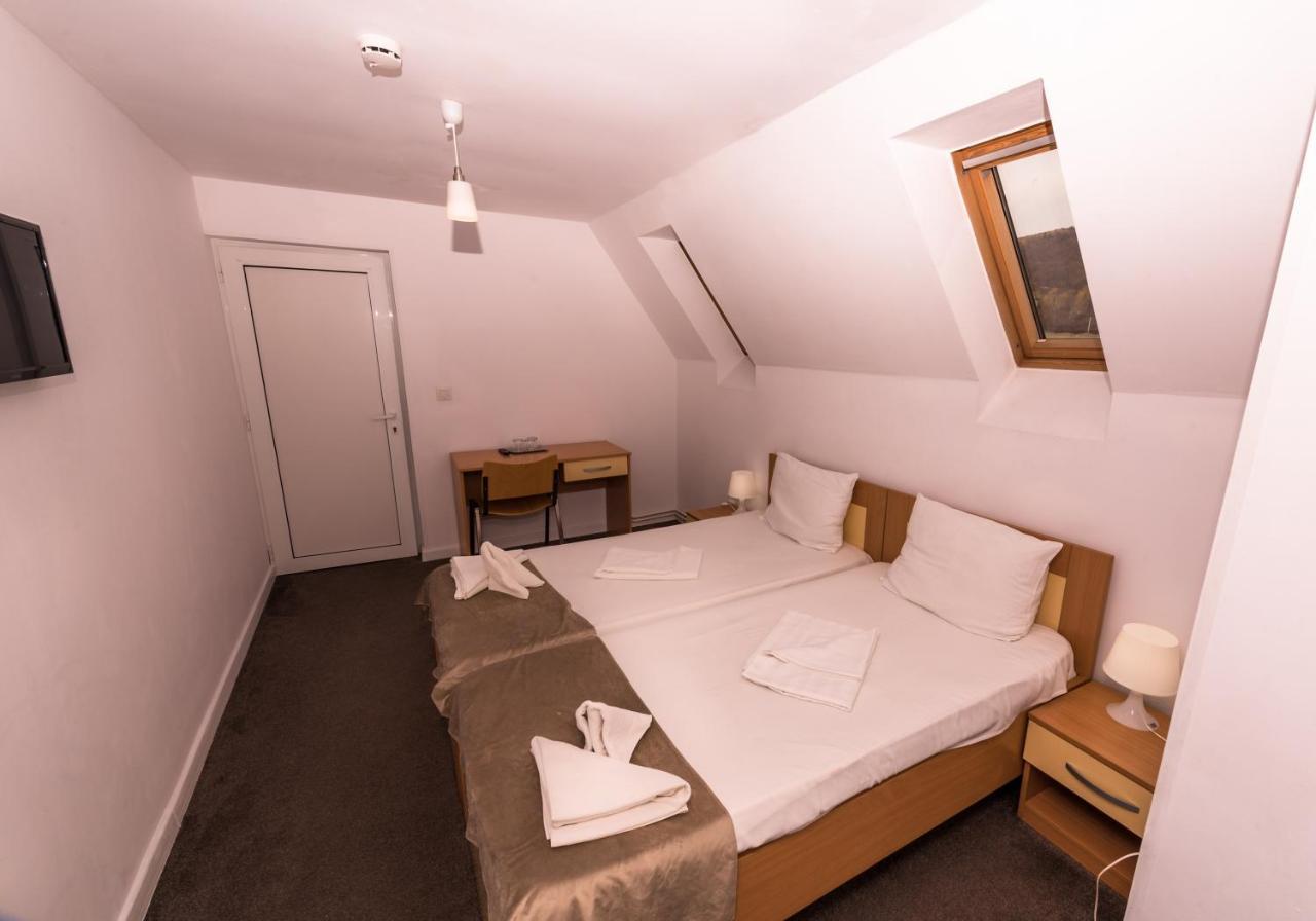 Hotel Manea Orszowa Zewnętrze zdjęcie