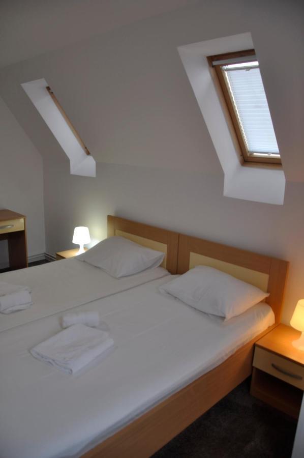 Hotel Manea Orszowa Zewnętrze zdjęcie