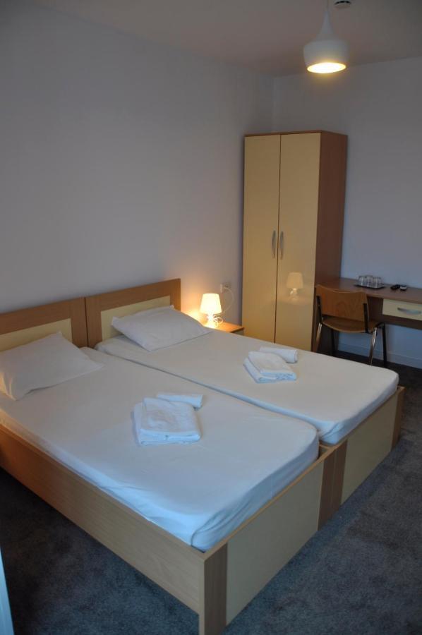 Hotel Manea Orszowa Zewnętrze zdjęcie