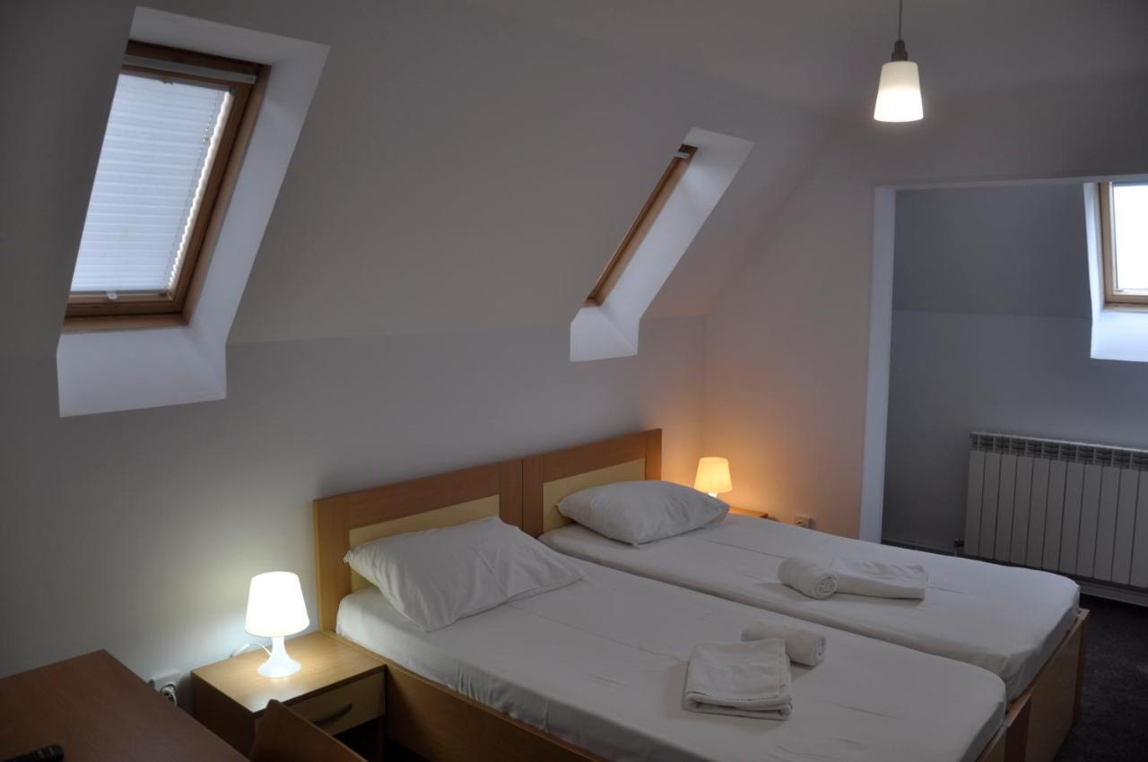 Hotel Manea Orszowa Zewnętrze zdjęcie