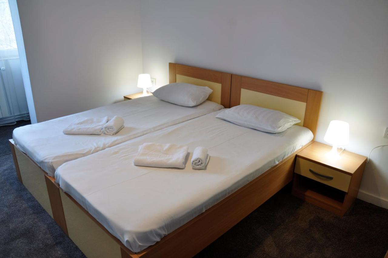 Hotel Manea Orszowa Zewnętrze zdjęcie